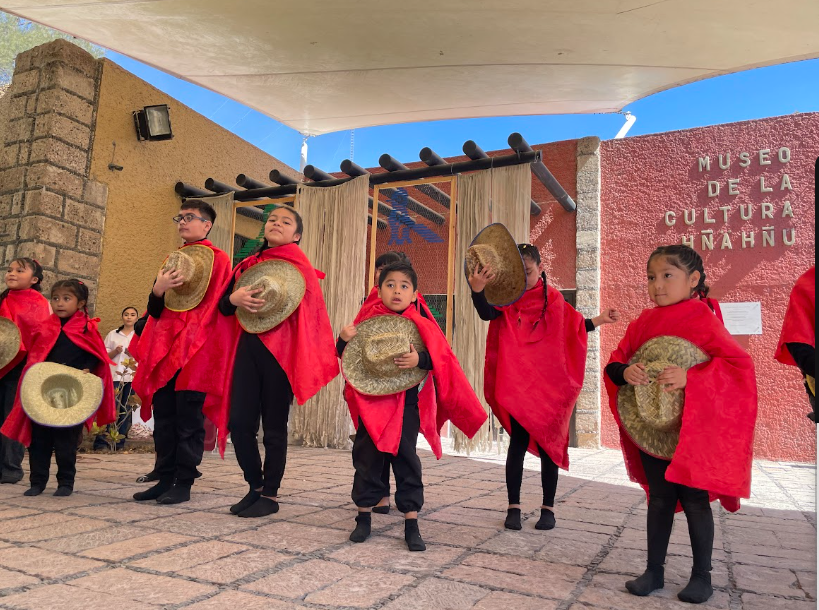 Actividad Cultural Comunitaria: Actividad Teatral y Lingüística: "Entre Malteadas y Panchos"